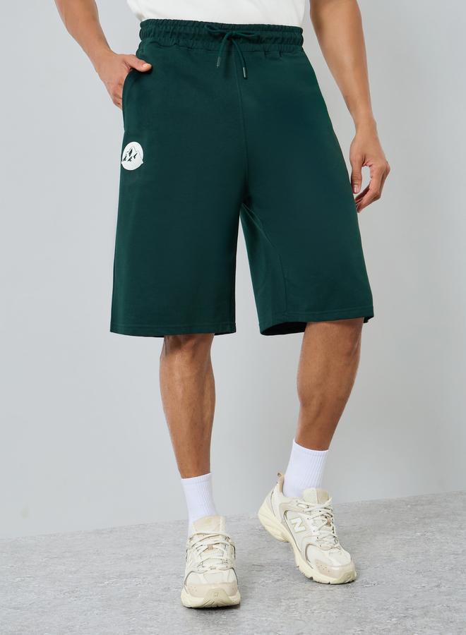 ستايلي طقم منسق من تيشيرت بطبعة جرافيك وشورت للرجال - Image 3